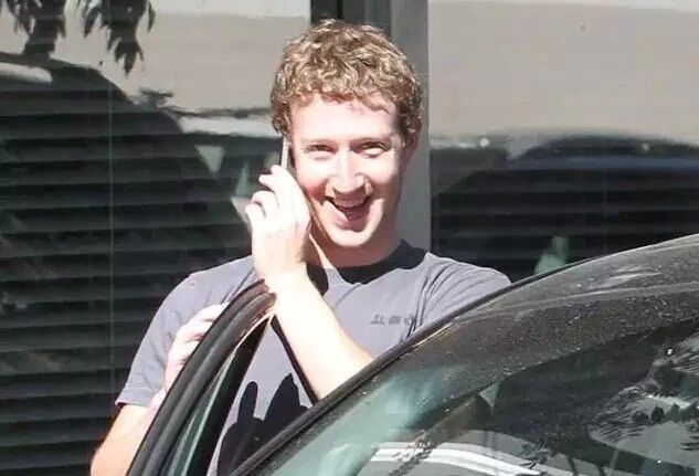 CEO Facebook Mark Zuckerberg đi xe bình dân - sống cuộc sống giản dị