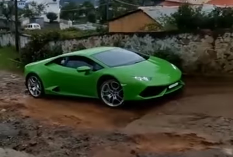 Lamborghini Huracan “chật vật” trên đường làng