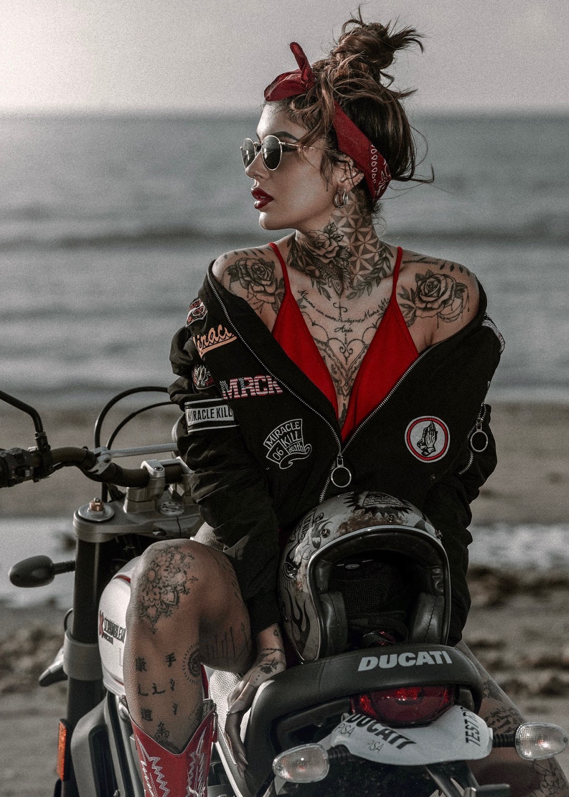 Ducati Scrambler đọ dáng với người mẫu tóc vàng đầy nóng bỏng