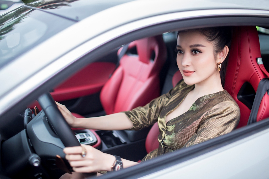 Á hậu Huyền My tậu xe sang 6 tỷ đồng, từng sở hữu nhiều xe khủng