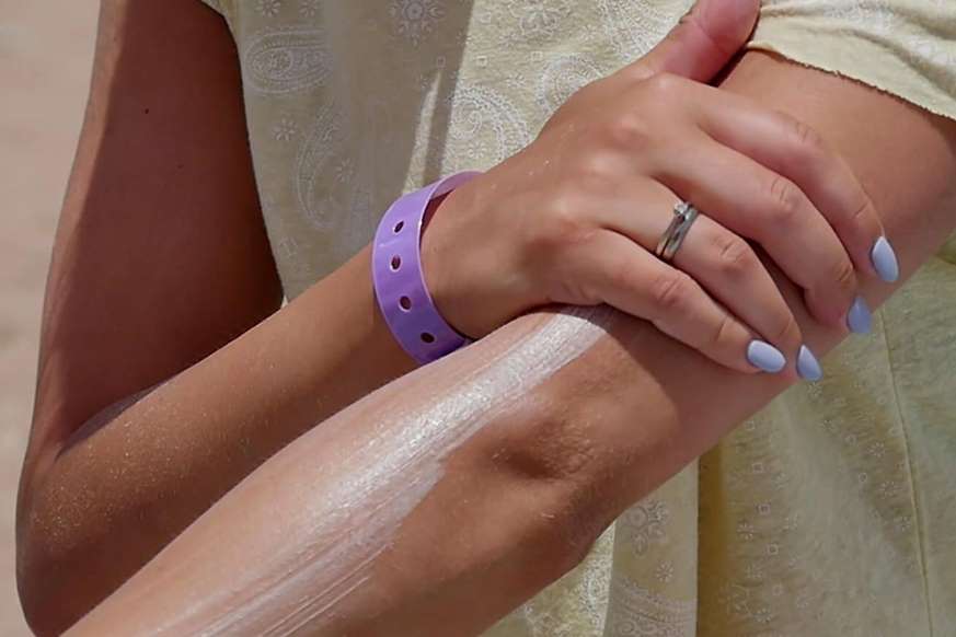Nước rửa tay và kem chống nắng có thể gây hại cho nội thất?