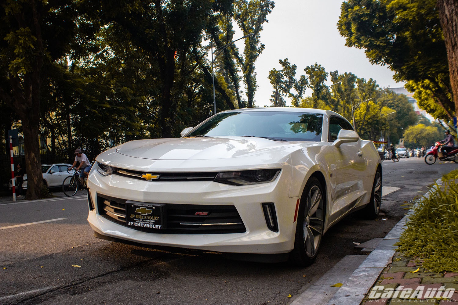 “Cơ bắp” Mỹ Chevrolet Camaro bản RS cực hiếm chưa biển số dạo phố tại Thủ đô