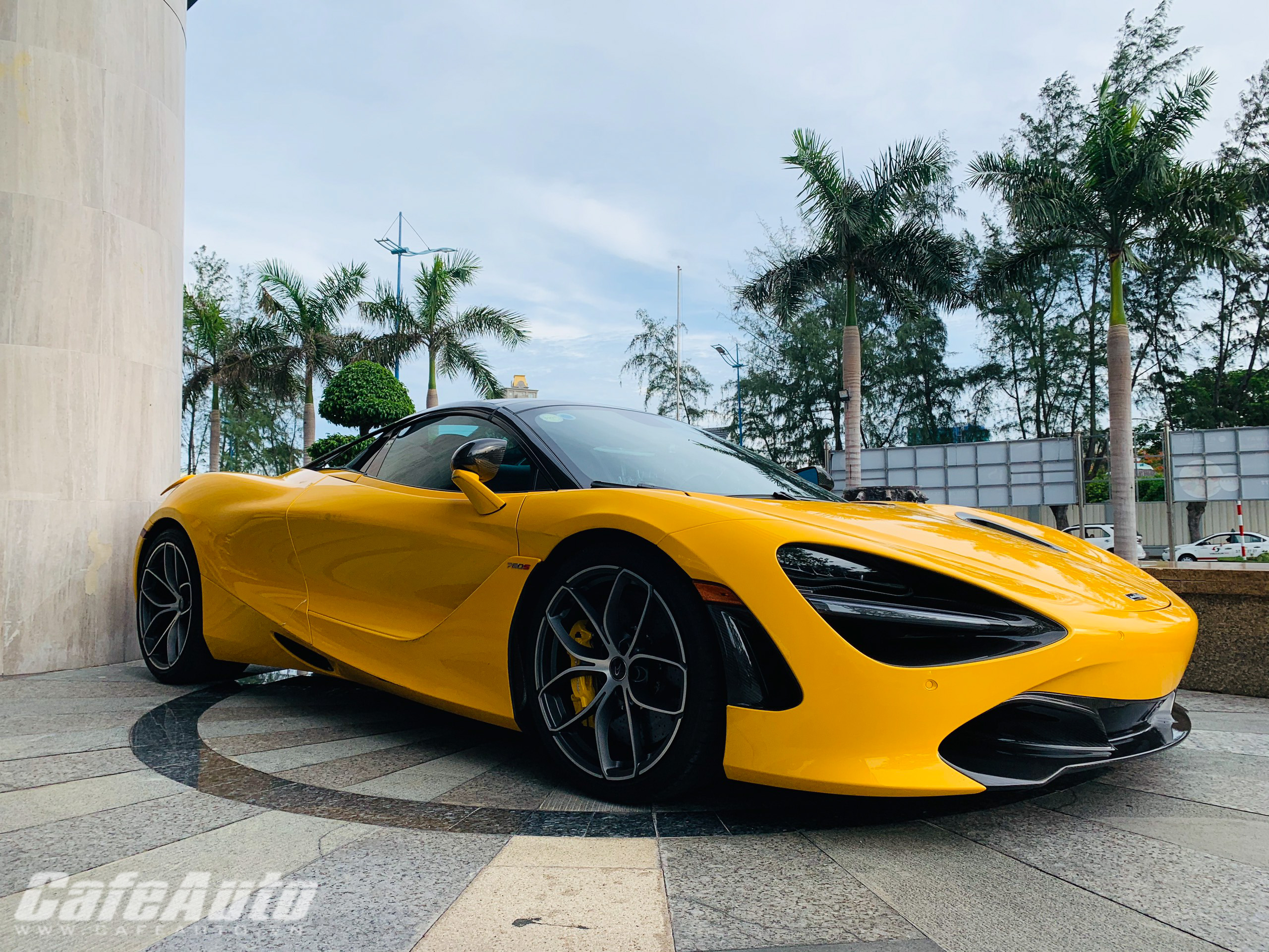 Bộ đôi Anh quốc McLaren 720S biển tứ quý 7 và Bentley Mulsanne dạo biển