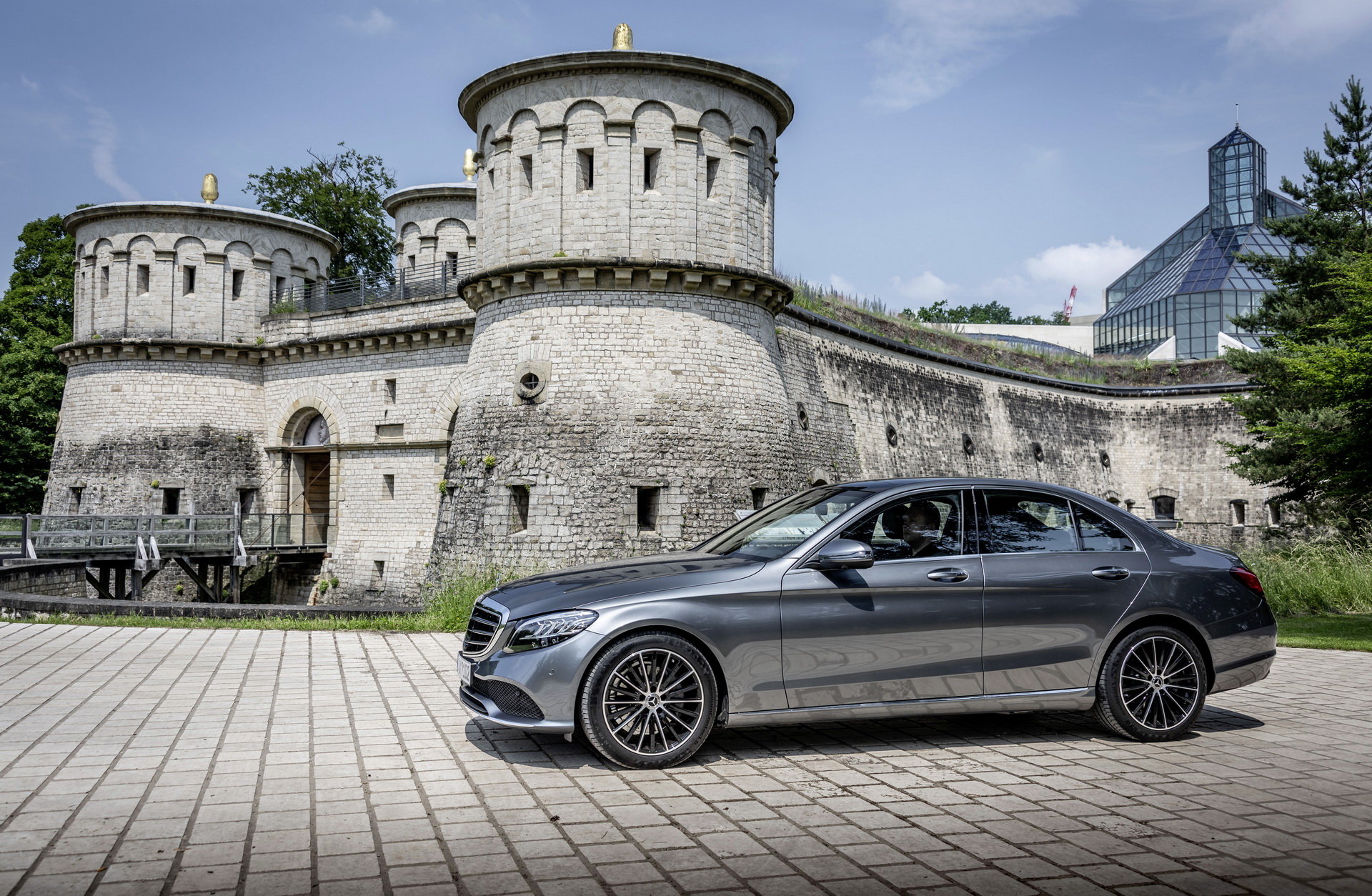Đi Mercedes-Benz C-Class là dễ kiếm người yêu nhất?