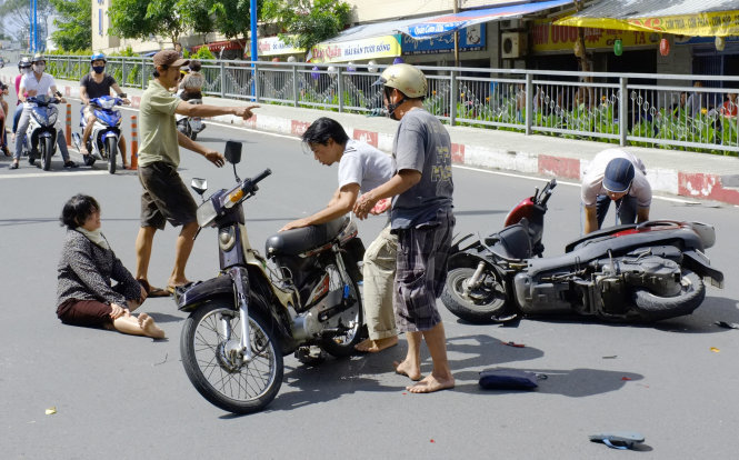 Hùng hổ và nghĩa hiệp khi đụng xe