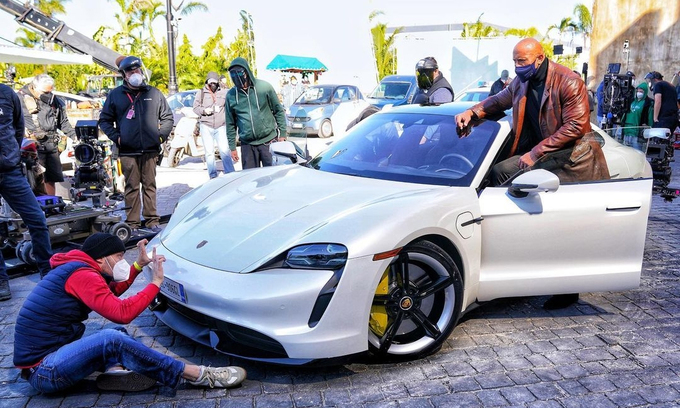 Ngôi sao “Fast & Furious” không thể ngồi vừa Porsche Taycan