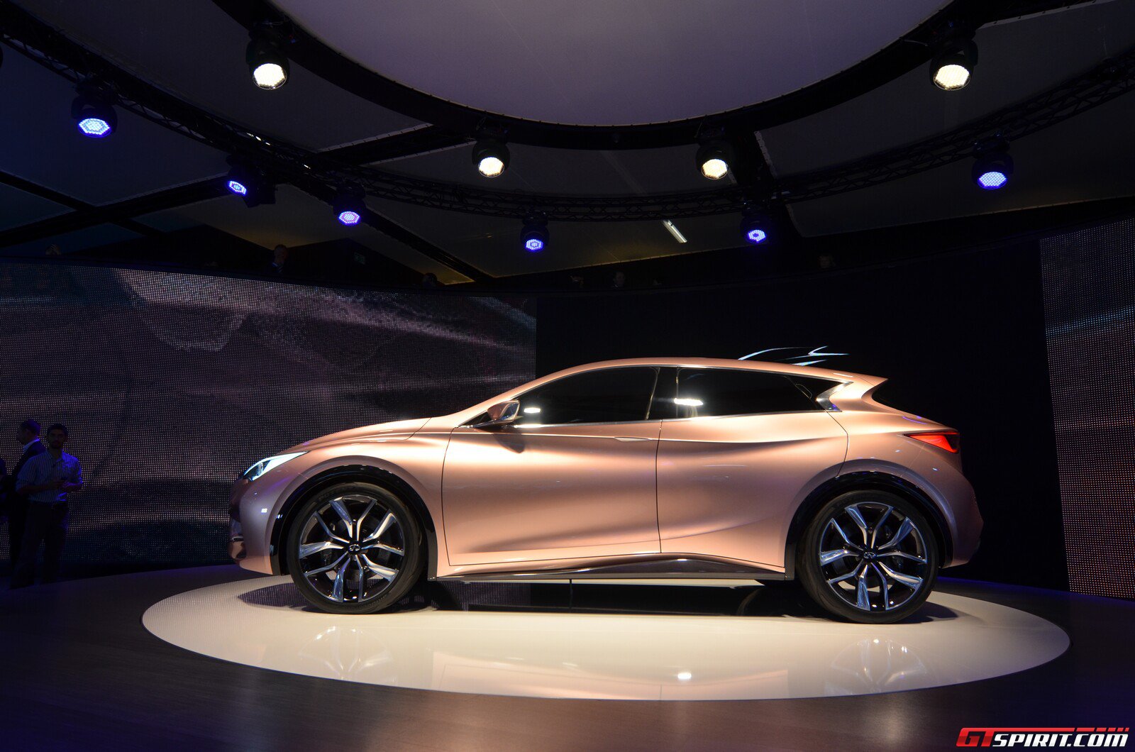 Frankfurt Motor Show 2013: Infiniti ra mắt Q30 Concept