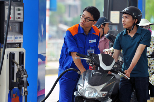 Xăng giảm 400 VND, dầu không đổi