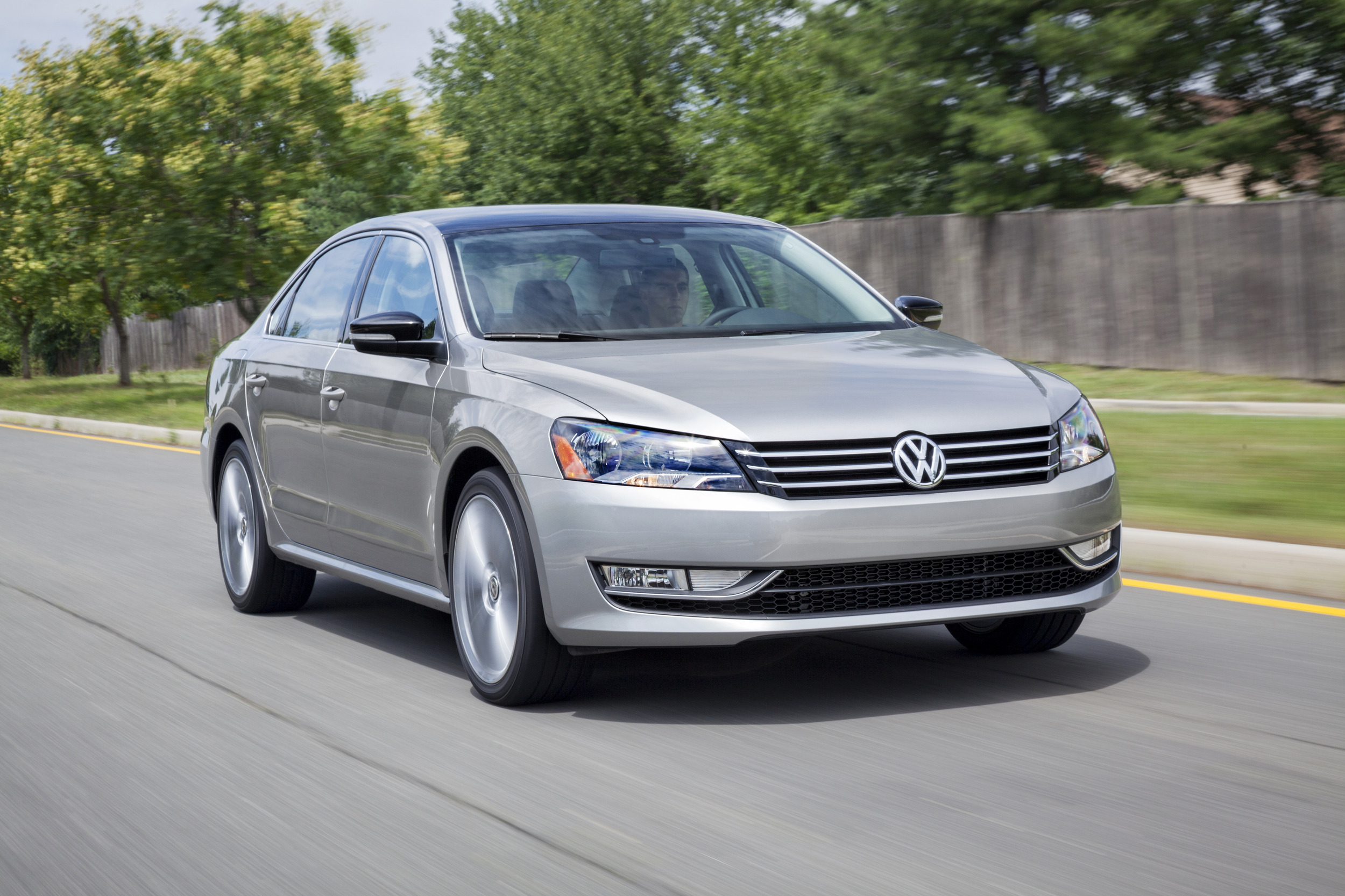 VW Passat 1.8T 2014 có giá từ 20,895 USD