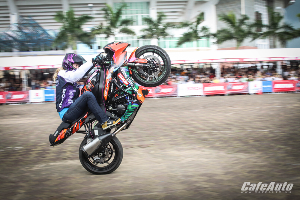 Mãn nhãn với Stunting và đốt lốp tại Motul Stunt Fest 2014