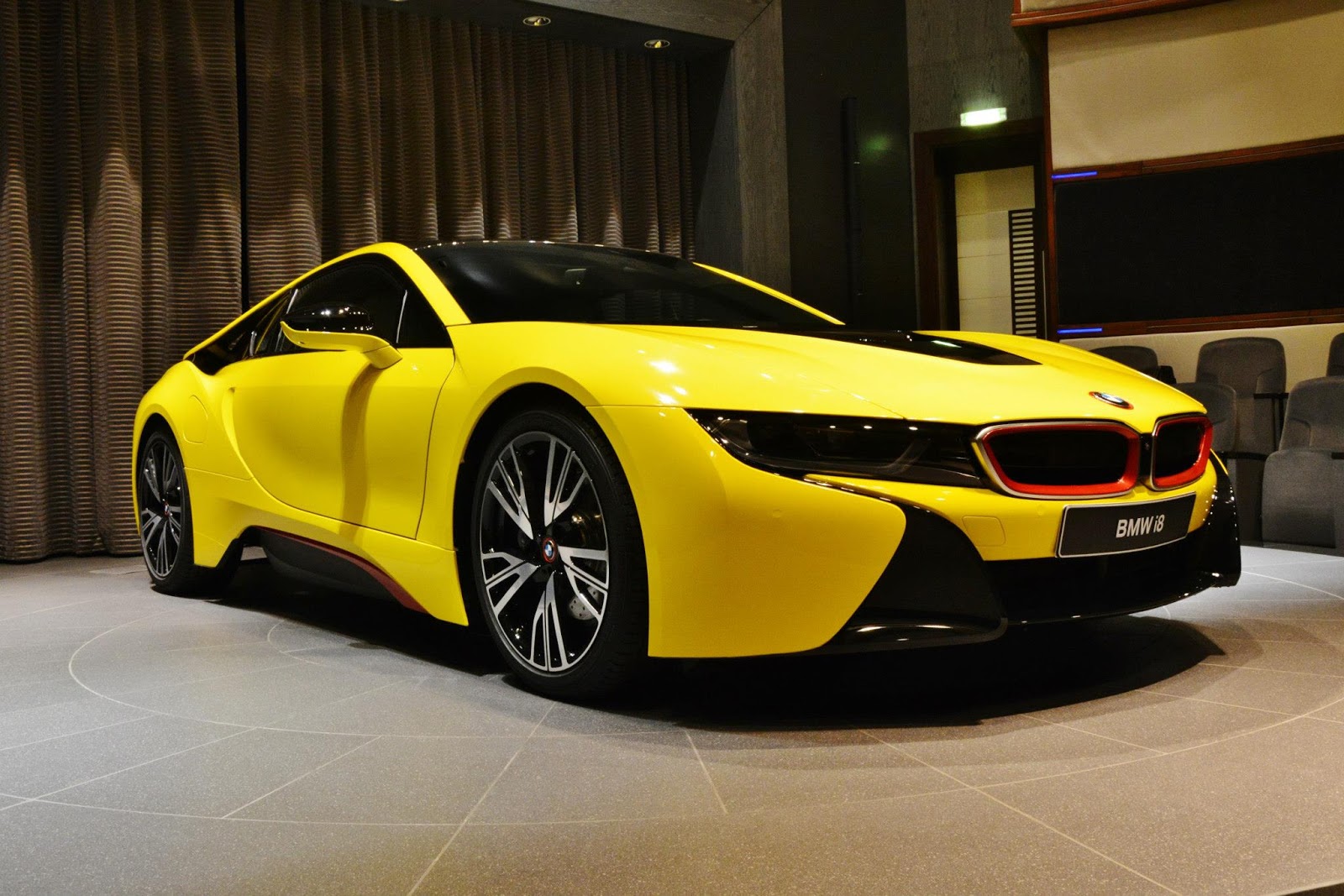 Diện kiến BMW i8 màu lạ tại Trung Đông