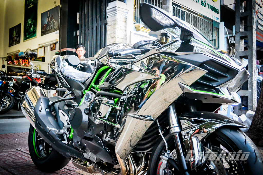 Chiếc Kawasaki Ninja H2 với thiết kế táo bạo cùng động cơ 998cc mang lại sức mạnh đáng kinh ngạc. Đừng chỉ cảm nhận qua từng chi tiết trên hình ảnh mà hãy chiêm ngưỡng toàn bộ sự đẳng cấp của nó bằng việc trực tiếp đến showroom Kawasaki để trải nghiệm.