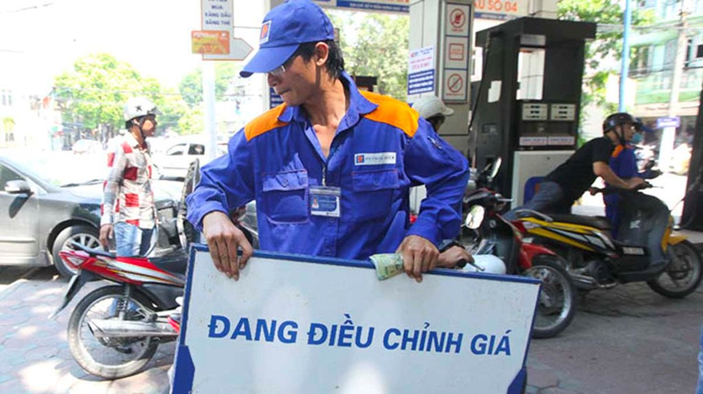 Giá xăng giảm thêm gần 800 đồng/lít
