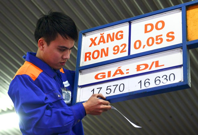 Xăng tiếp tục giảm 178 đồng/lít