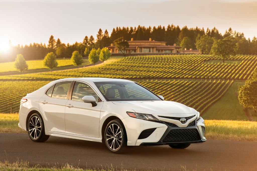Toyota Camry 2018 bán ra từ cuối mùa hè, giá khởi điểm 535 triệu đồng