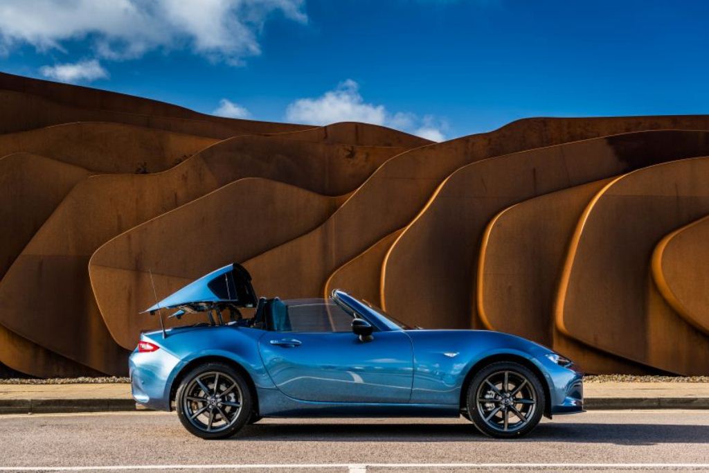 Xe mui trần Mazda MX-5 RF Sport Black giá chưa đến 800 triệu đồng tại Anh
