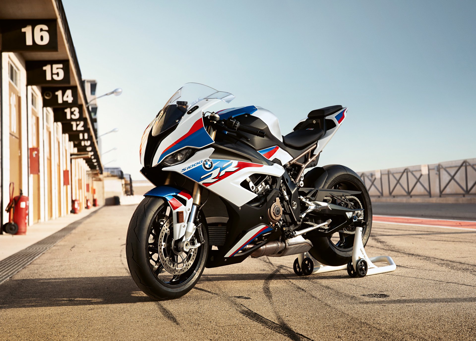 Hết ô tô, đến lượt mô-tô của BMW được trang bị phụ kiện M Performance