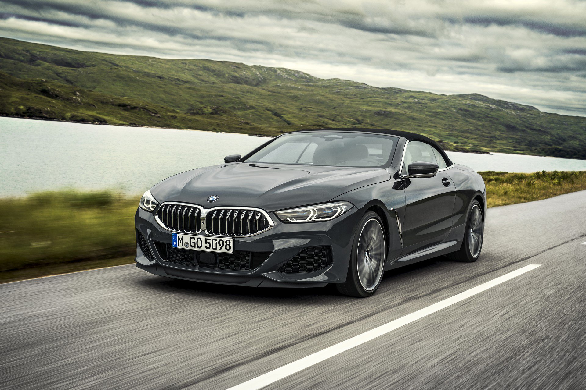 Sau siêu phẩm Coupe, tới lượt BMW 8 Series Convertible trình làng