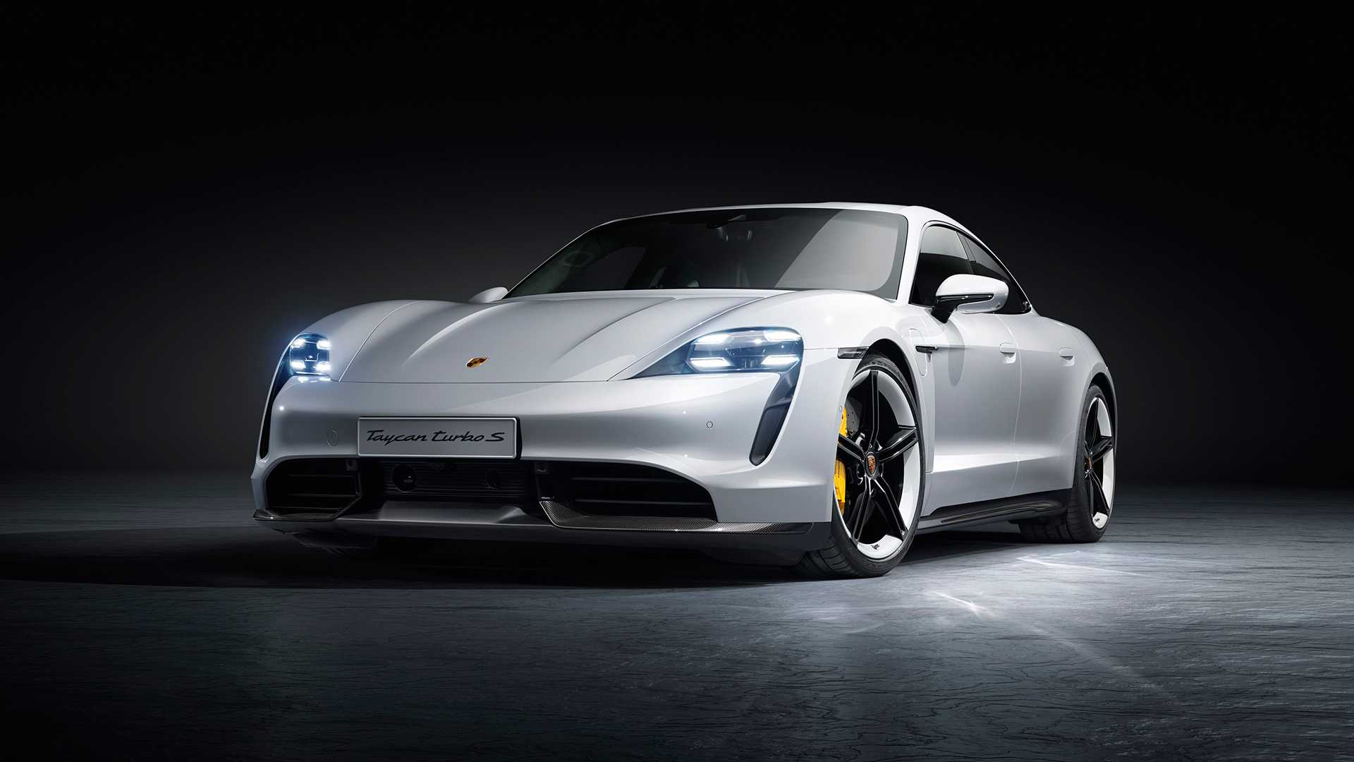 Hàng loạt siêu xe đình đám phải khóc thét vì cục sắt nặng 2,3 tấn của Porsche