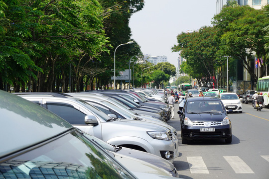 Thu phí đỗ ô tô, tiền vào túi ai ?: Buông lỏng quản lý !