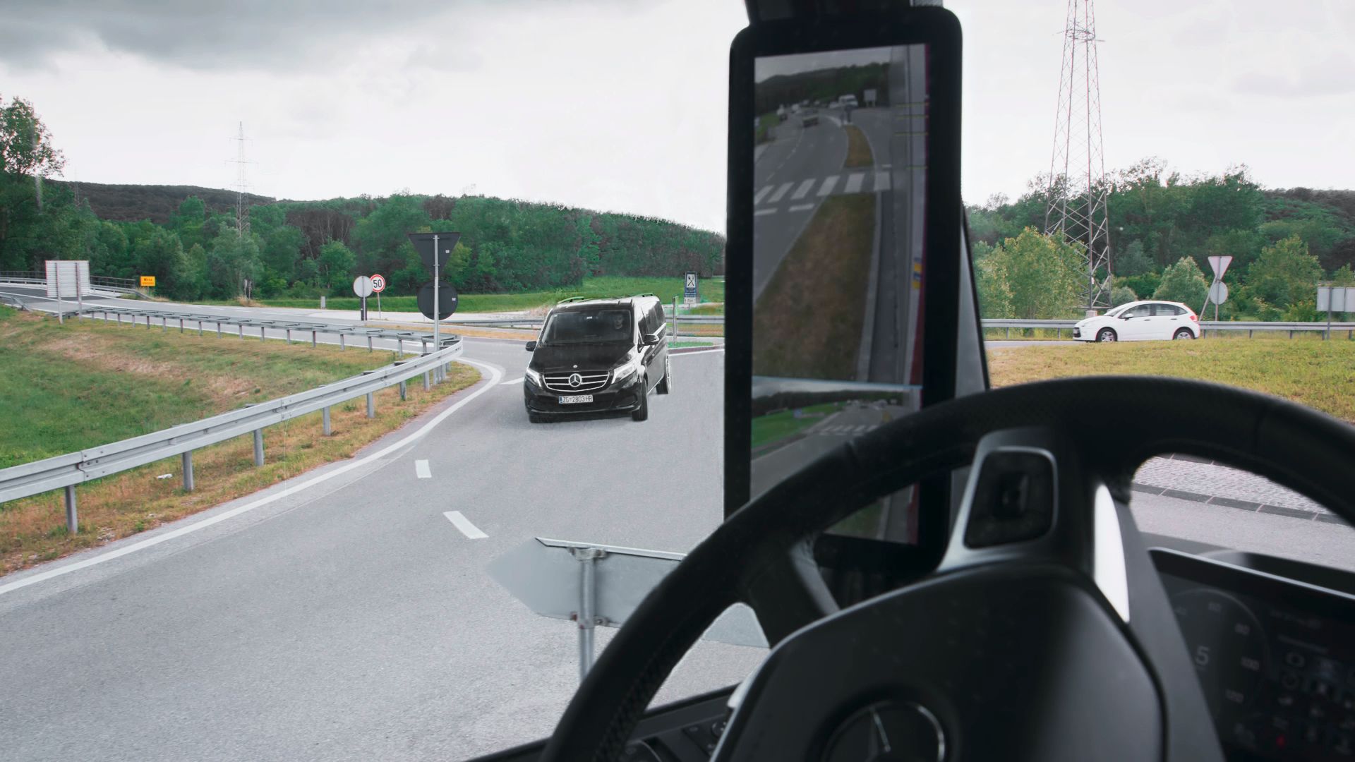 Mercedes Benz triển khai thay gương bên truyền thống bằng camera