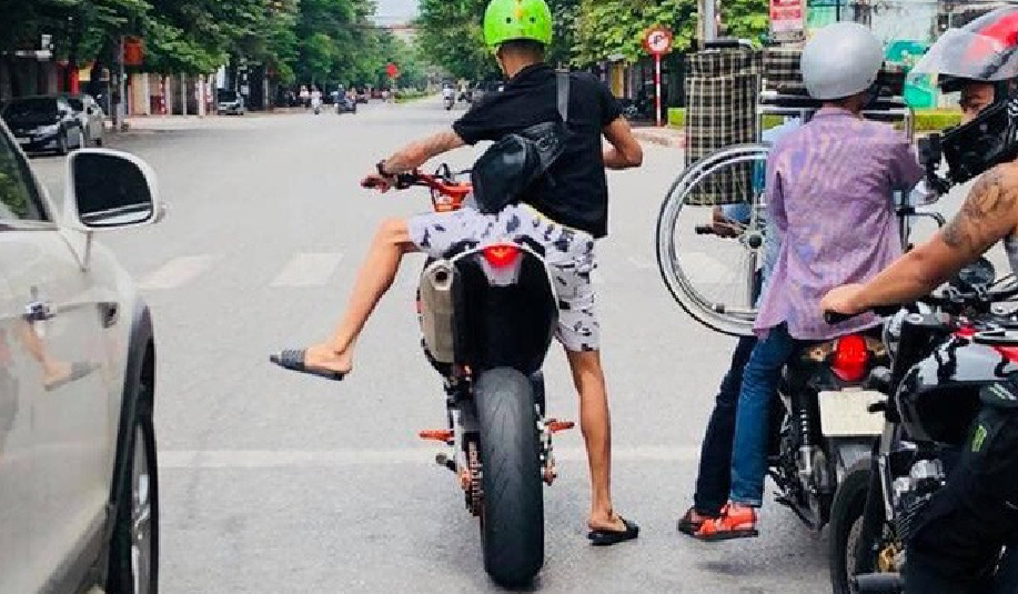 Mua xe máy nên chọn bản chuẩn hay cao cấp?