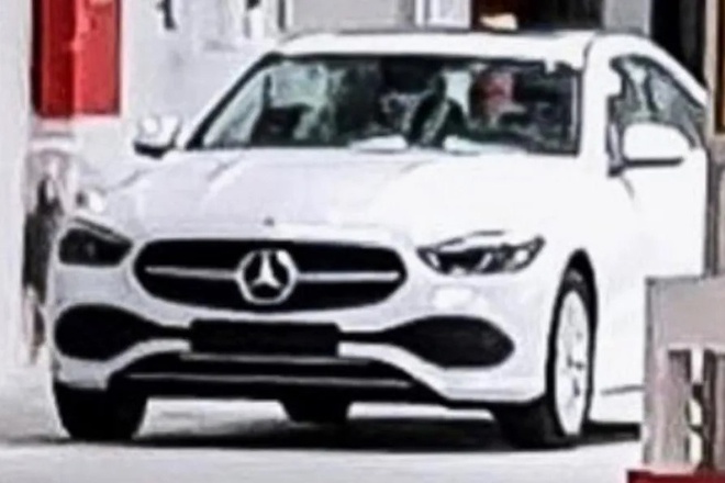 Mer S-Class vừa trình làng, người ta lại bắt gặp C-Class mới lộ diện