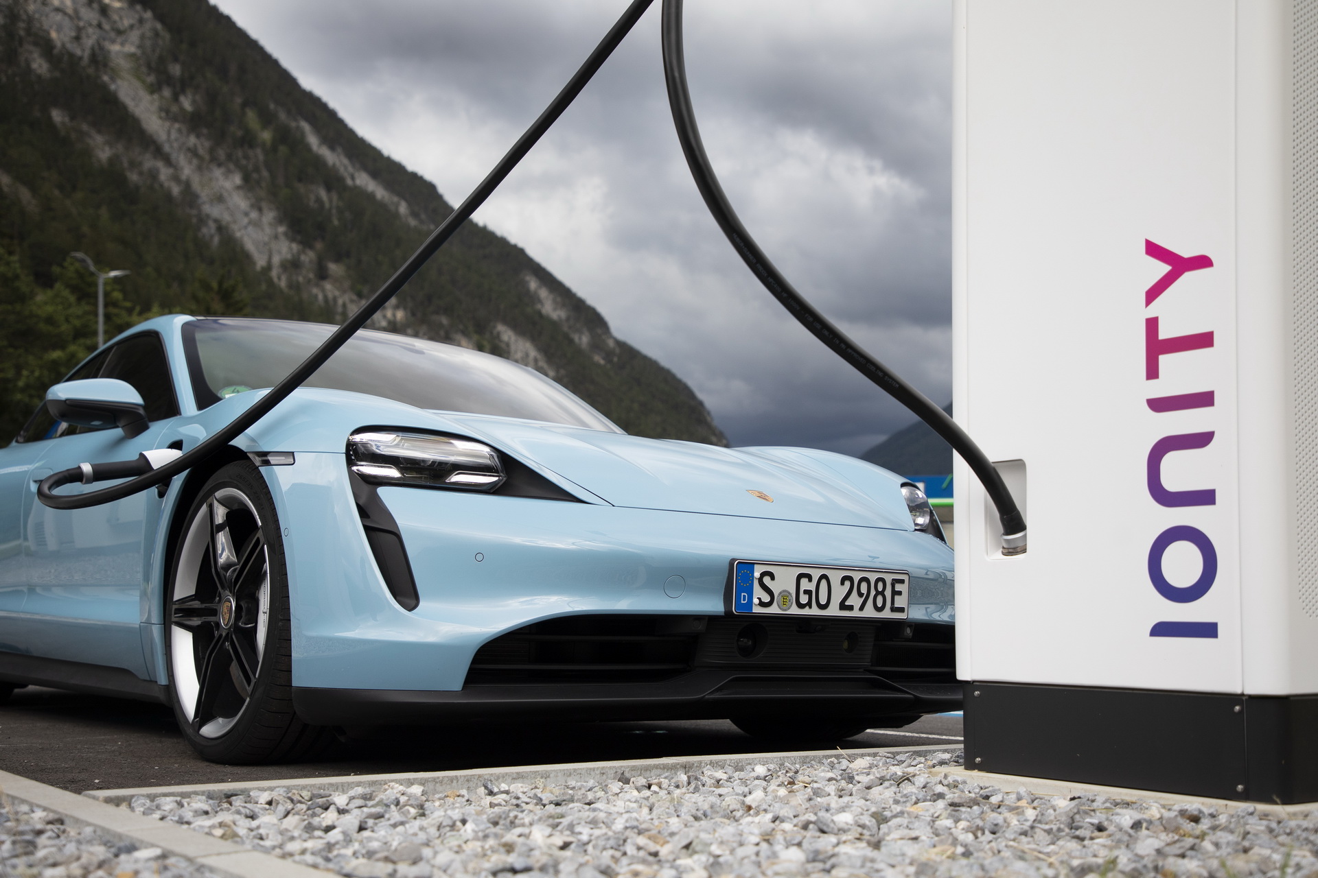 Porsche phải đi mượn quân vì siêu phẩm Taycan ‘hot’ ngoài mong đợi