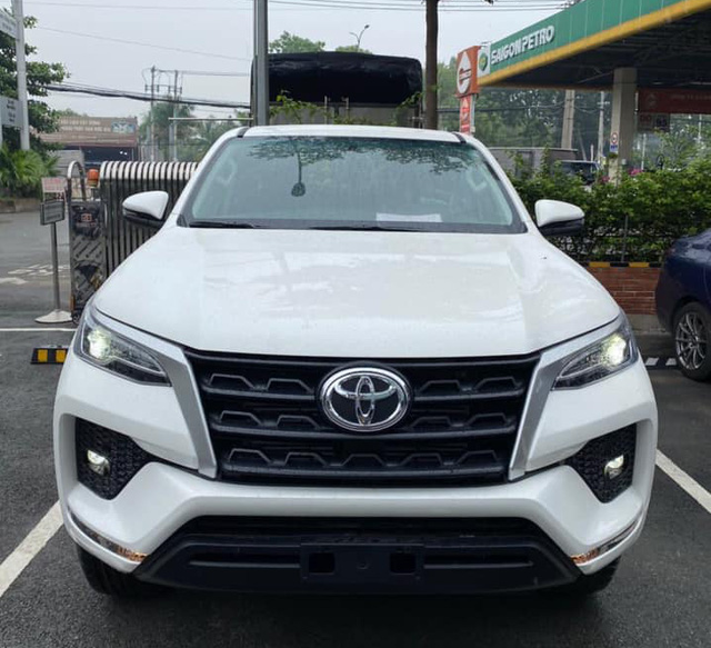 Sát ngày ra mắt, Toyota Fortuner 2021 lộ diện phiên bản số sàn tại đại lý