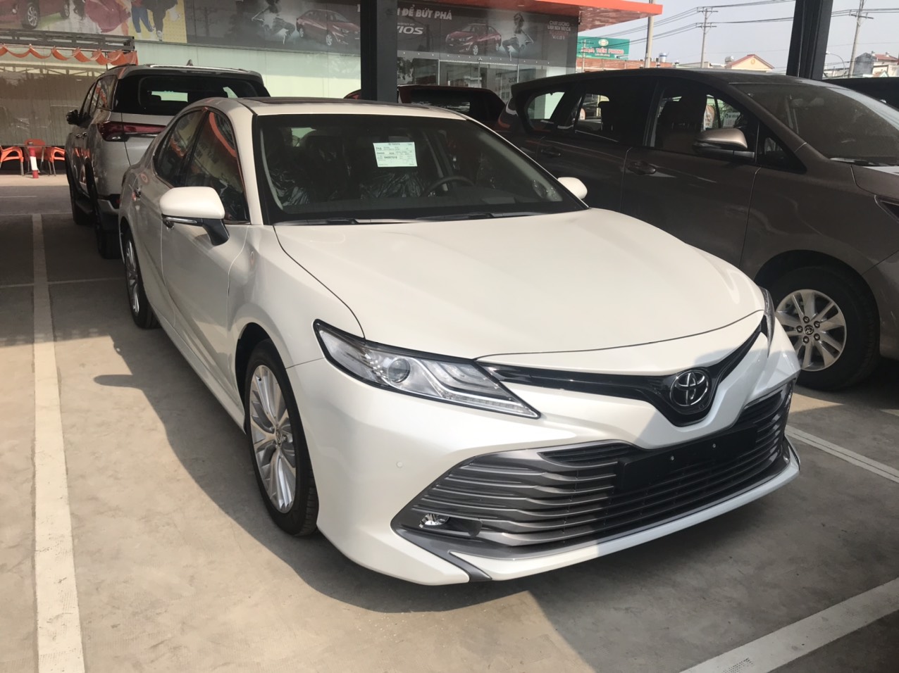 Loạt xe ồ ạt giảm giá tại Việt Nam: Hyundai Grand i10 và Toyota Camry chạy đua cùng VinFast