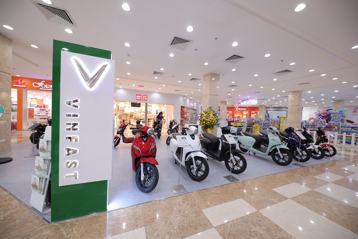 Mở rộng thị trường, VinFast đồng loạt mở thêm 21 showroom ô tô và xe máy điện