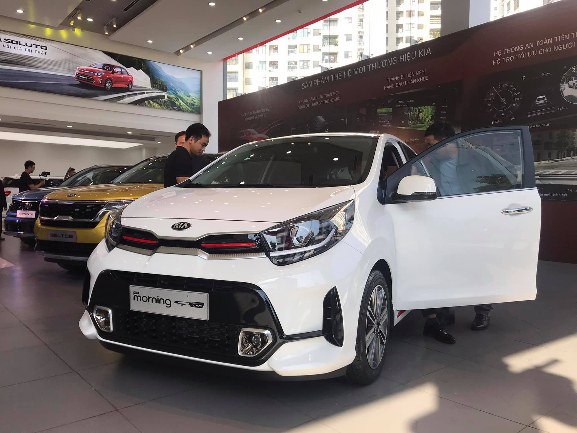 Kia Morning 2021 ra mắt phiên bản mới tại Việt Nam, giá 439 triệu đồng cạnh tranh VinFast Fadil