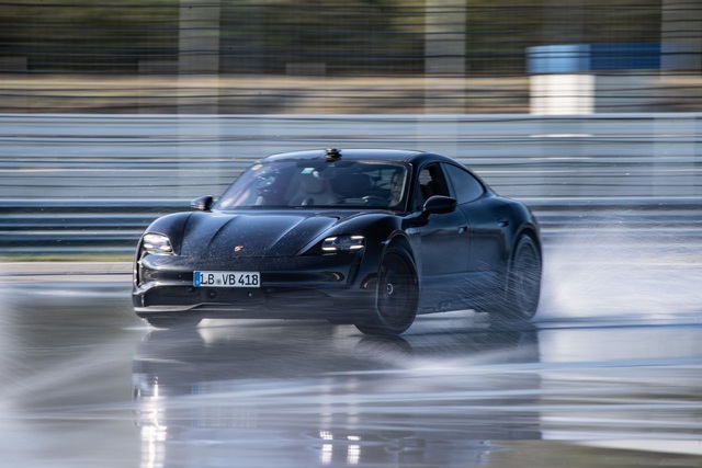 Porsche Taycan lập kỷ lục cú drift bằng xe điện dài nhất thế giới