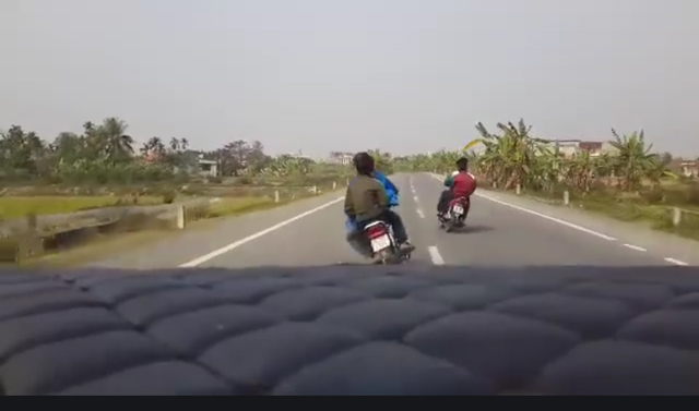 Xử lý thế nào khi lái xe máy đá hư gương ô tô do mâu thuẫn?