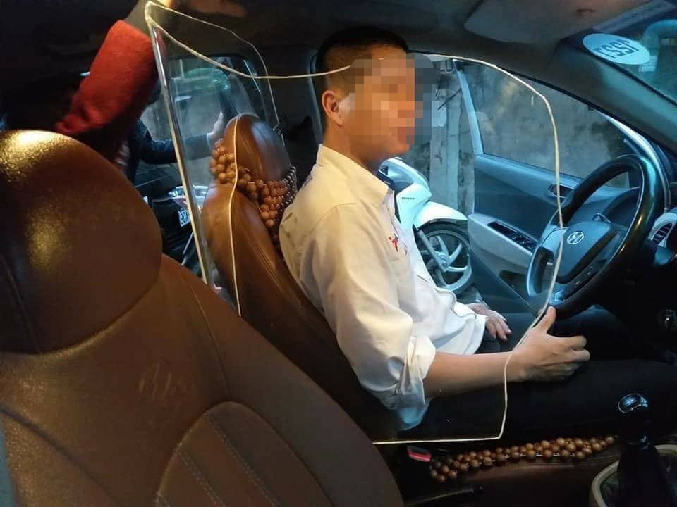 Lắp đặt khoang chắn bảo vệ, tài xế taxi có làm trái pháp luật?