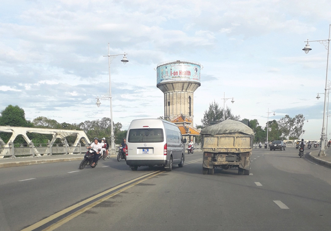 Đè vạch và sai làn, dễ mắc phải, dễ phạt oan