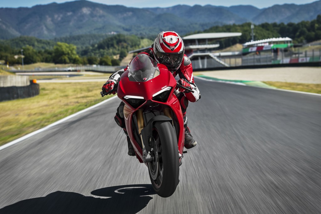 Biker có vợ còn ngầu được không? Muốn ổn cần trang bị gì?