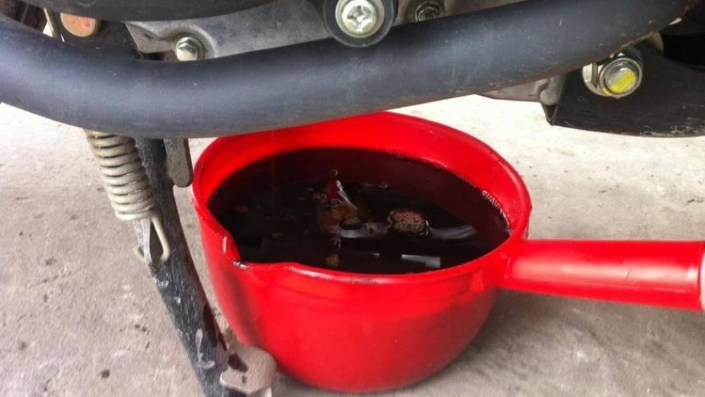 Để qua đêm thay nhớt hay thay lúc máy nóng