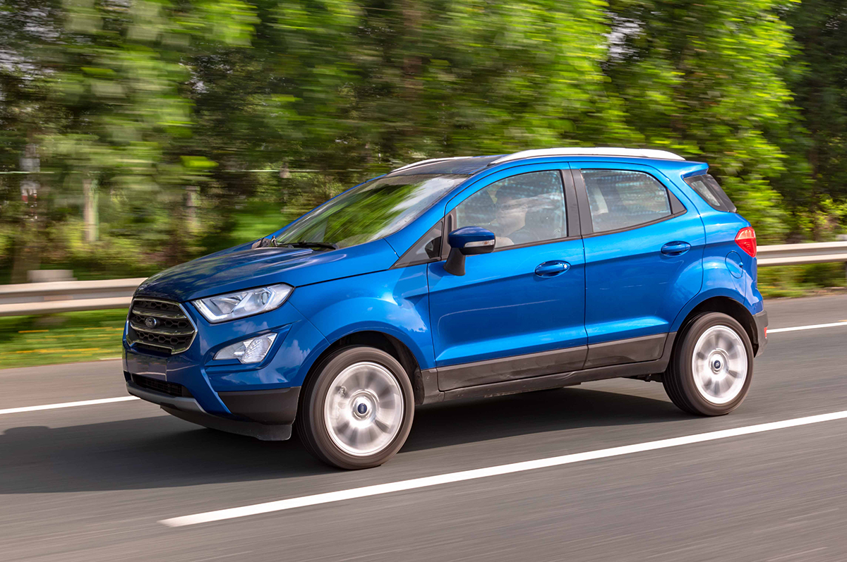 Ford Ecosport 2020 màu xanh đang chạy