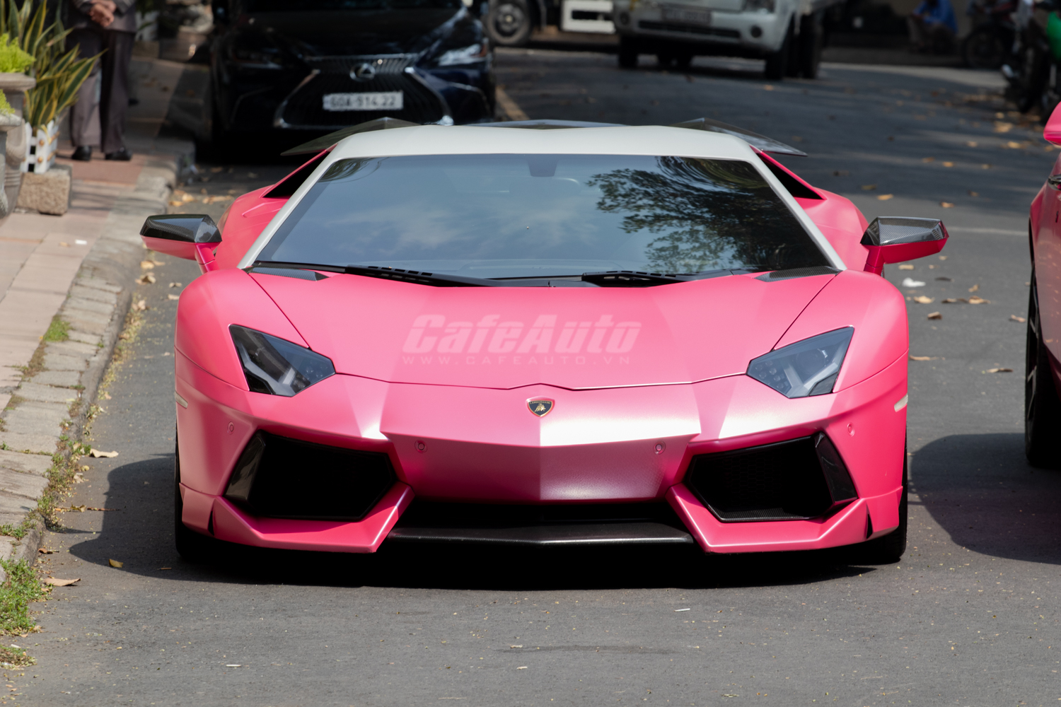 Lamborghini Aventador màu hồng và bánh hoa hồng được bán với giá 739 tỷ đồng