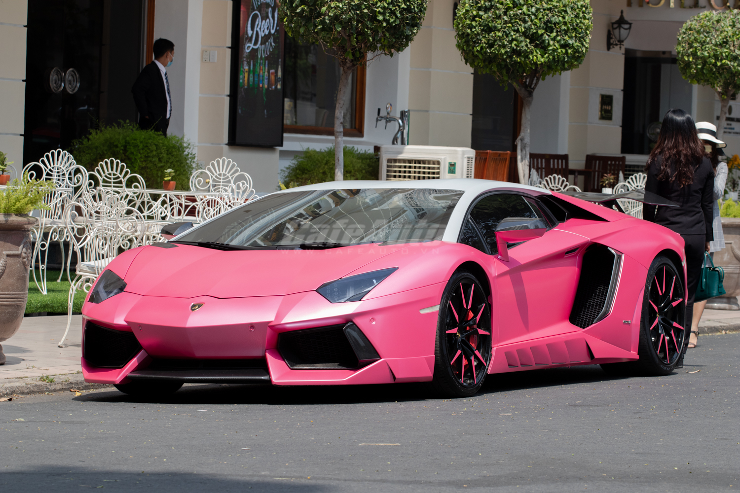 Ngắm nhìn phiên bản hồng nữ tính của siêu bò Lamborghini Huracan LP6104 bản độ Novara Edizione Vatgia Hỏi Đáp