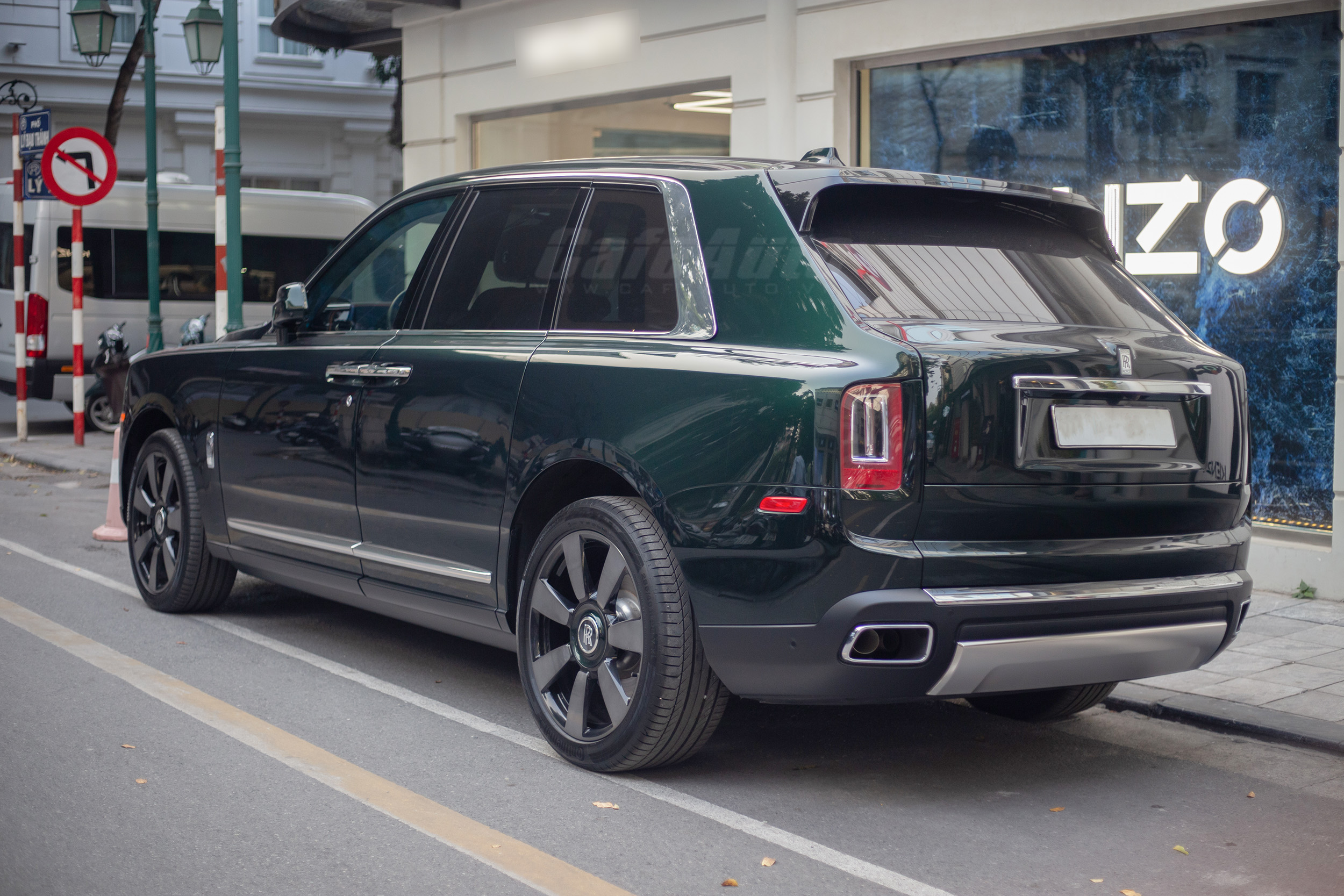 Green RollsRoyce Cullinan for sale  JamesEdition