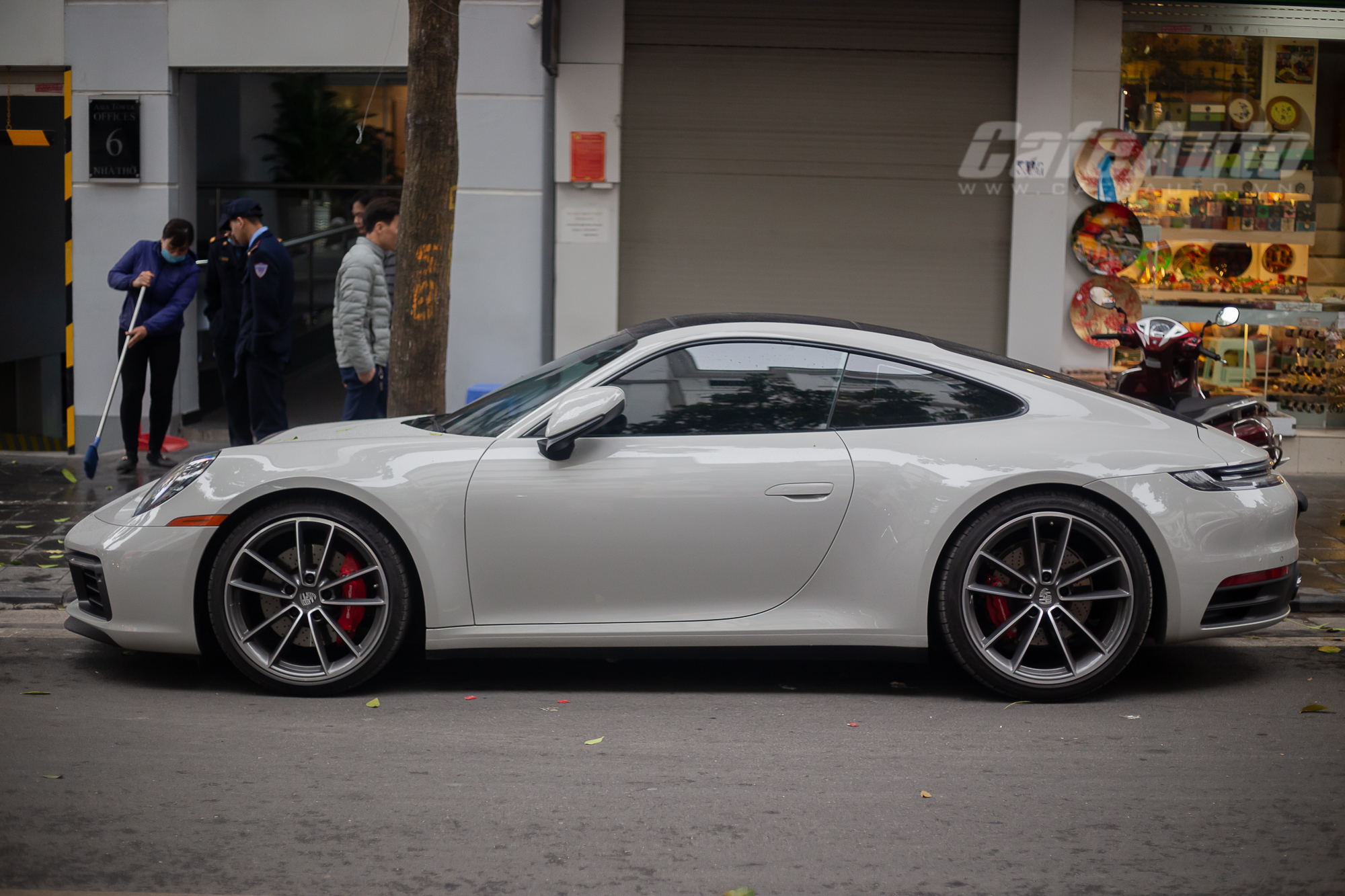 Porsche 911 Carrera S với gói tùy chọn đắt hơn Toyota Vios GR-S xuất hiện  trên phố 