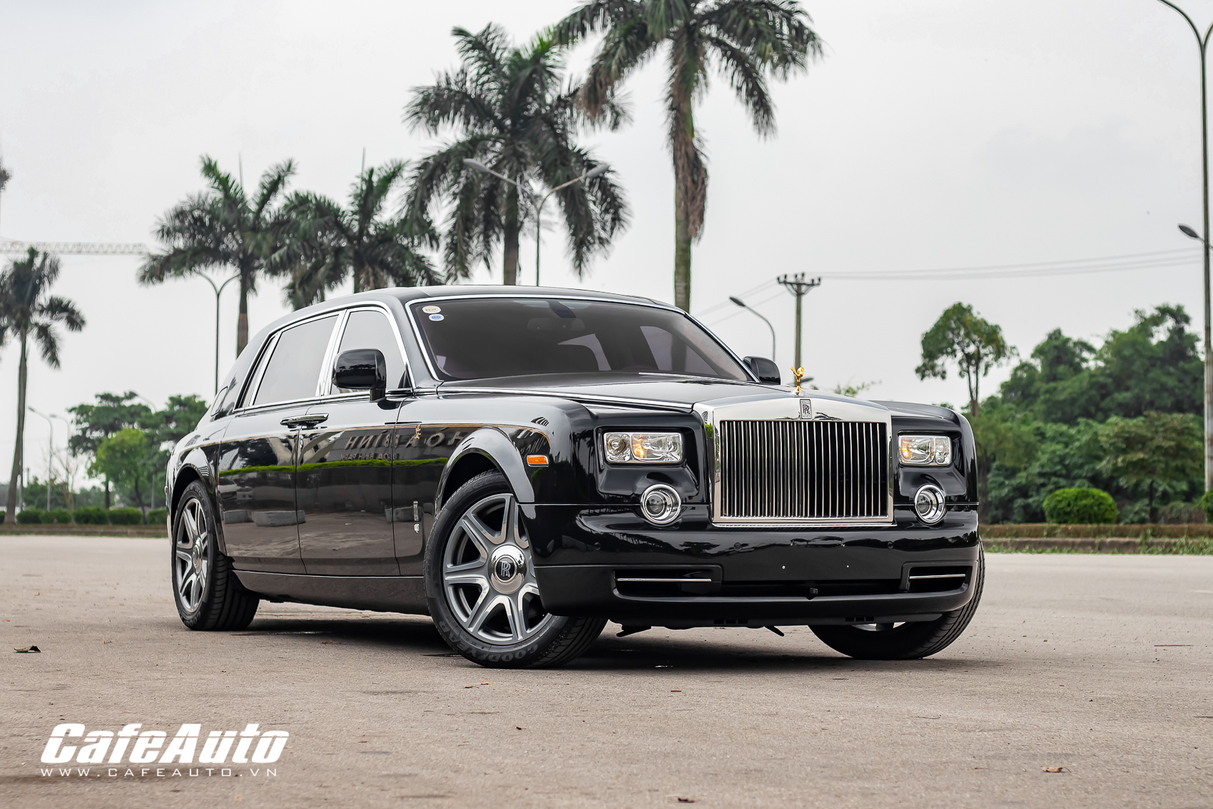This gold RollsRoyce Ghost is on sale for 117995  but you can only buy  it with BITCOIN  The Sun