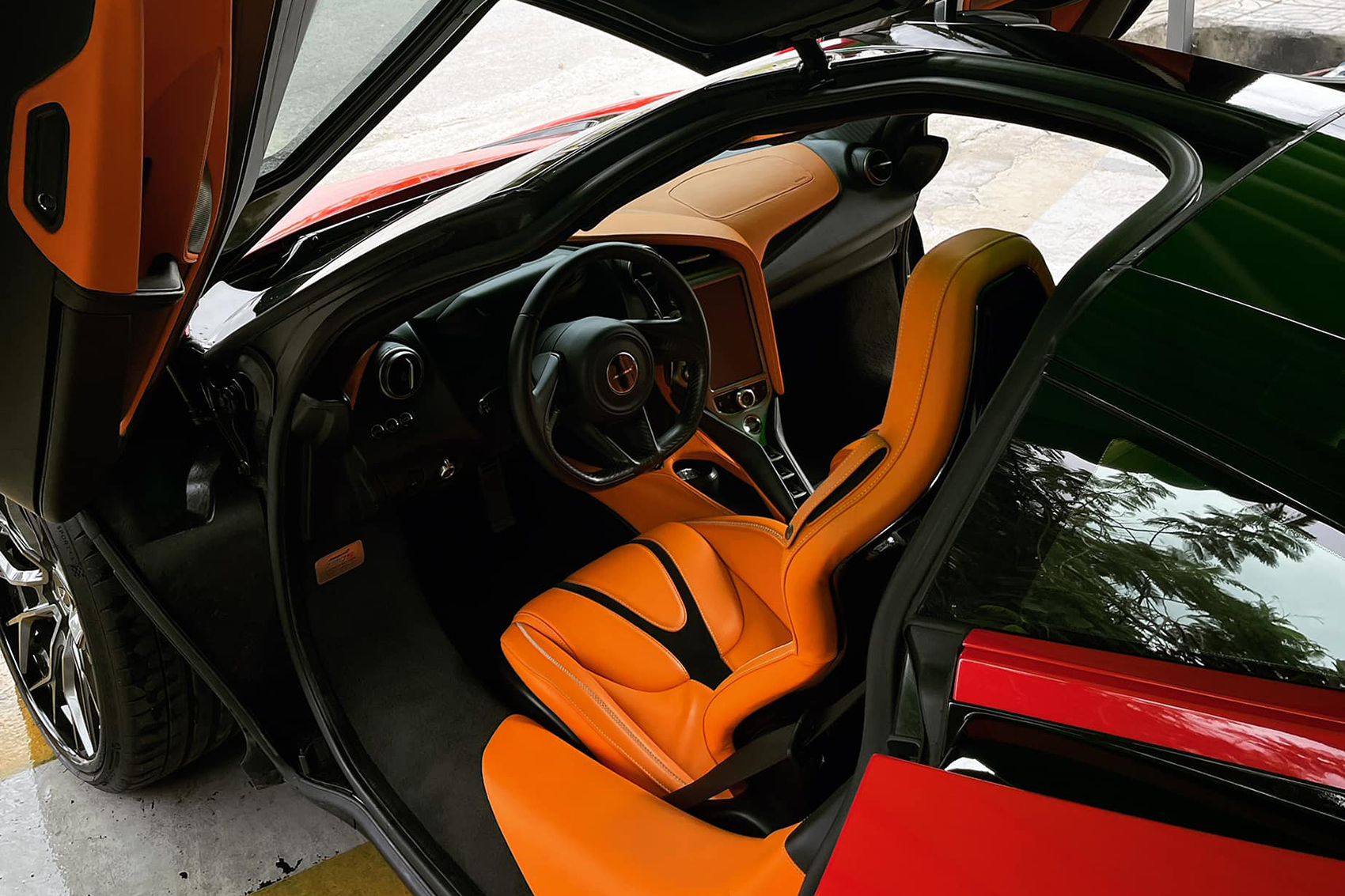Độ nội thất McLaren 720S theo xu hướng Hermes
Kết hợp giữa thiết kế tối giản và tinh tế của McLaren 720S cùng với sự sang trọng của thương hiệu Hermes, chắc chắn chiếc supercar của bạn sẽ trở nên độc đáo và có phong cách thật sự của riêng mình.