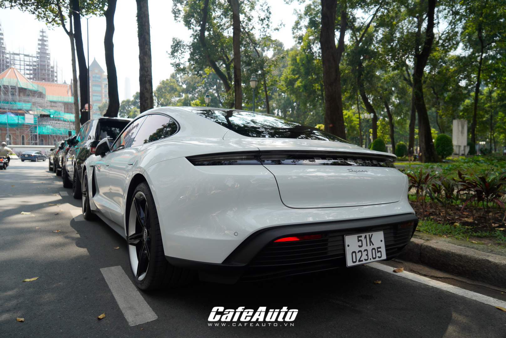 porsche-taycan-doan-di-ban-bam-bien-ra-pho-cafeautovn-13