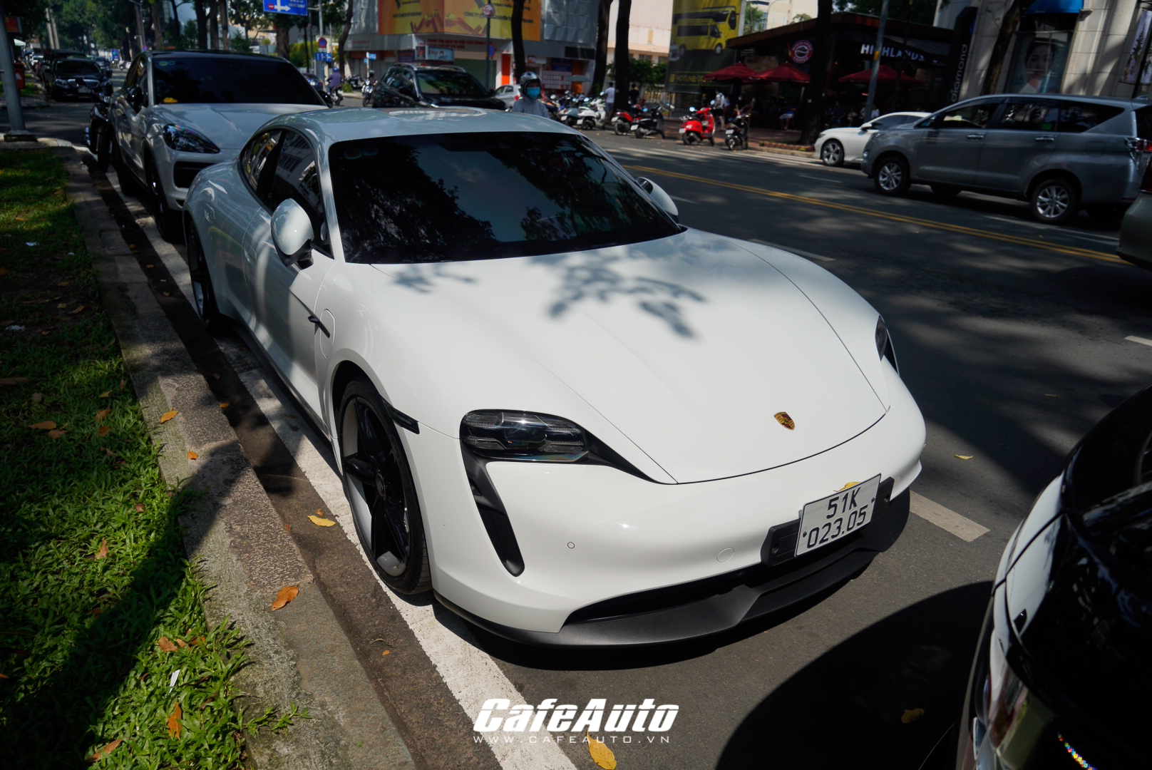 porsche-taycan-doan-di-ban-bam-bien-ra-pho-cafeautovn-1