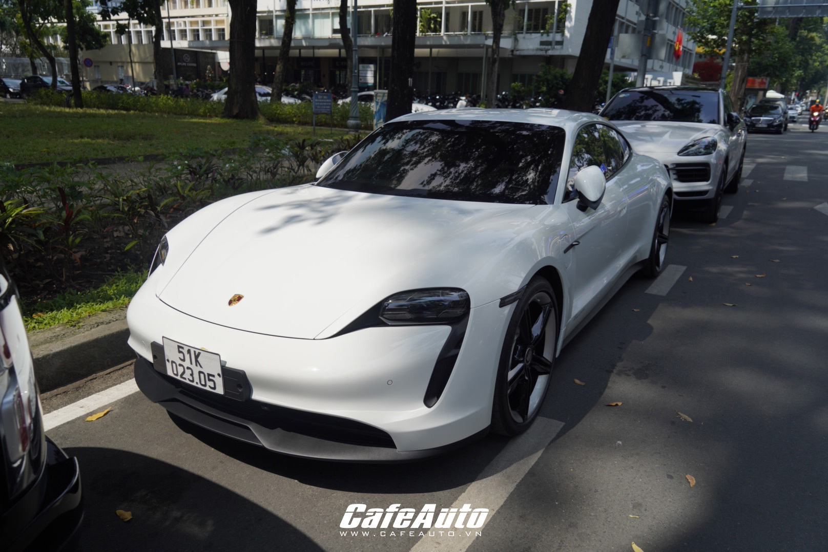 porsche-taycan-doan-di-ban-bam-bien-ra-pho-cafeautovn-22