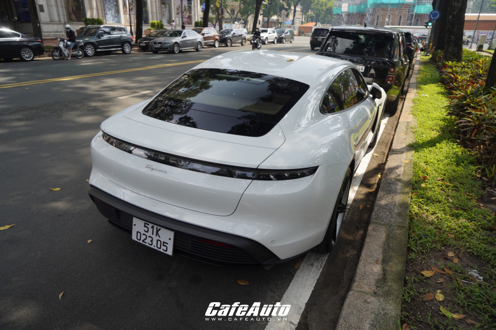 porsche-taycan-doan-di-ban-bam-bien-ra-pho-cafeautovn-23