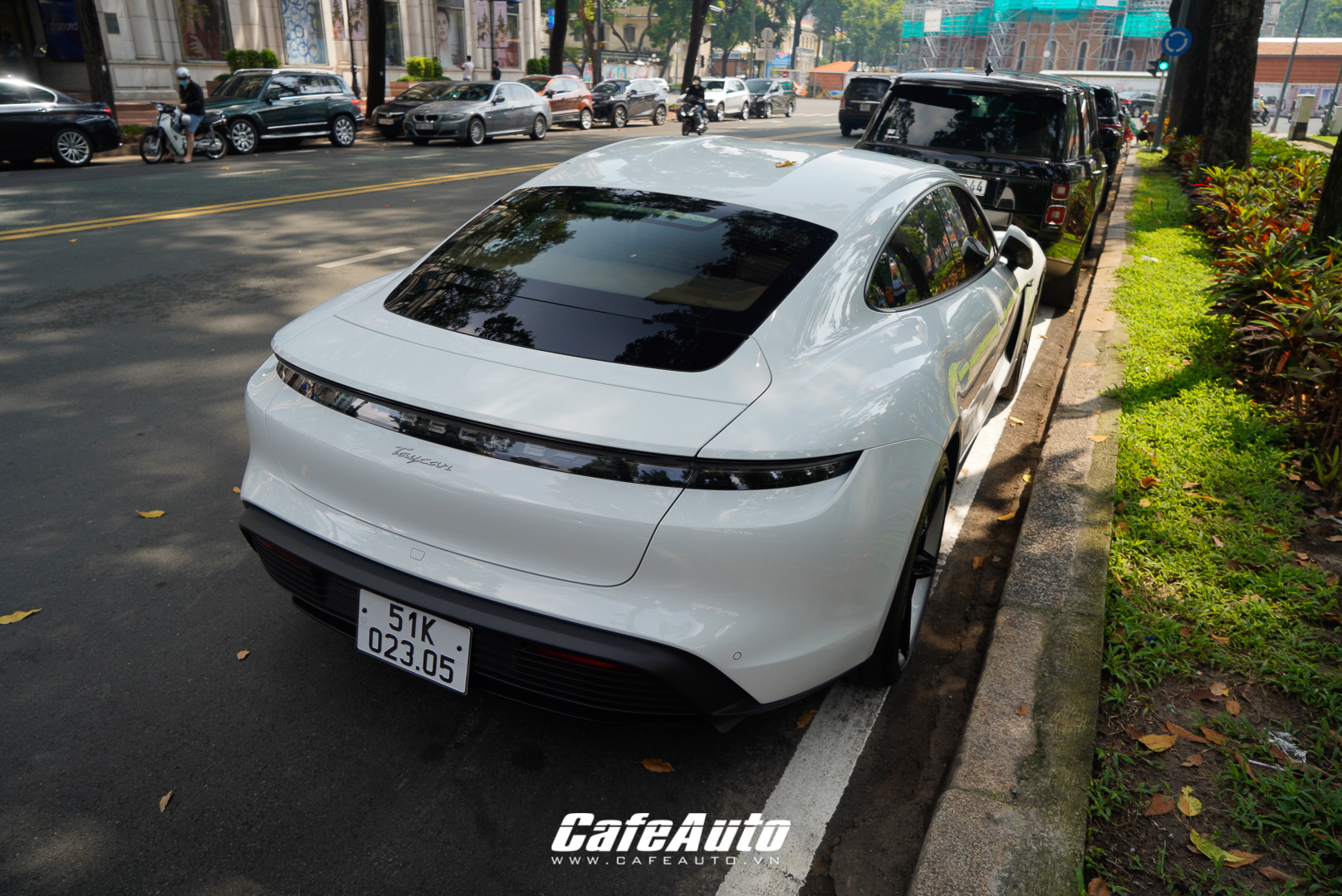 porsche-taycan-doan-di-ban-bam-bien-ra-pho-cafeautovn-2